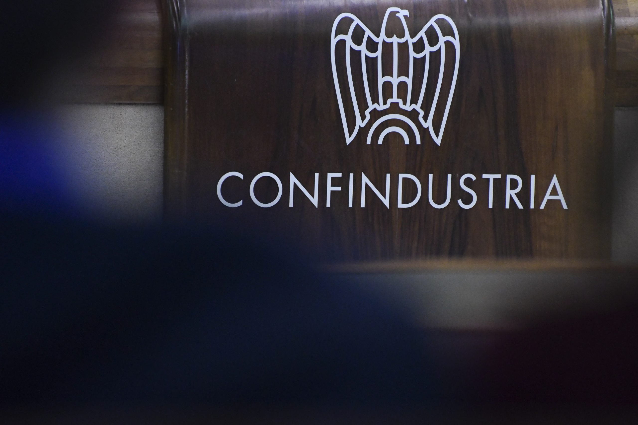 Confindustria: i rincari energetici e la guerra in Medio Oriente frenano l’Italia