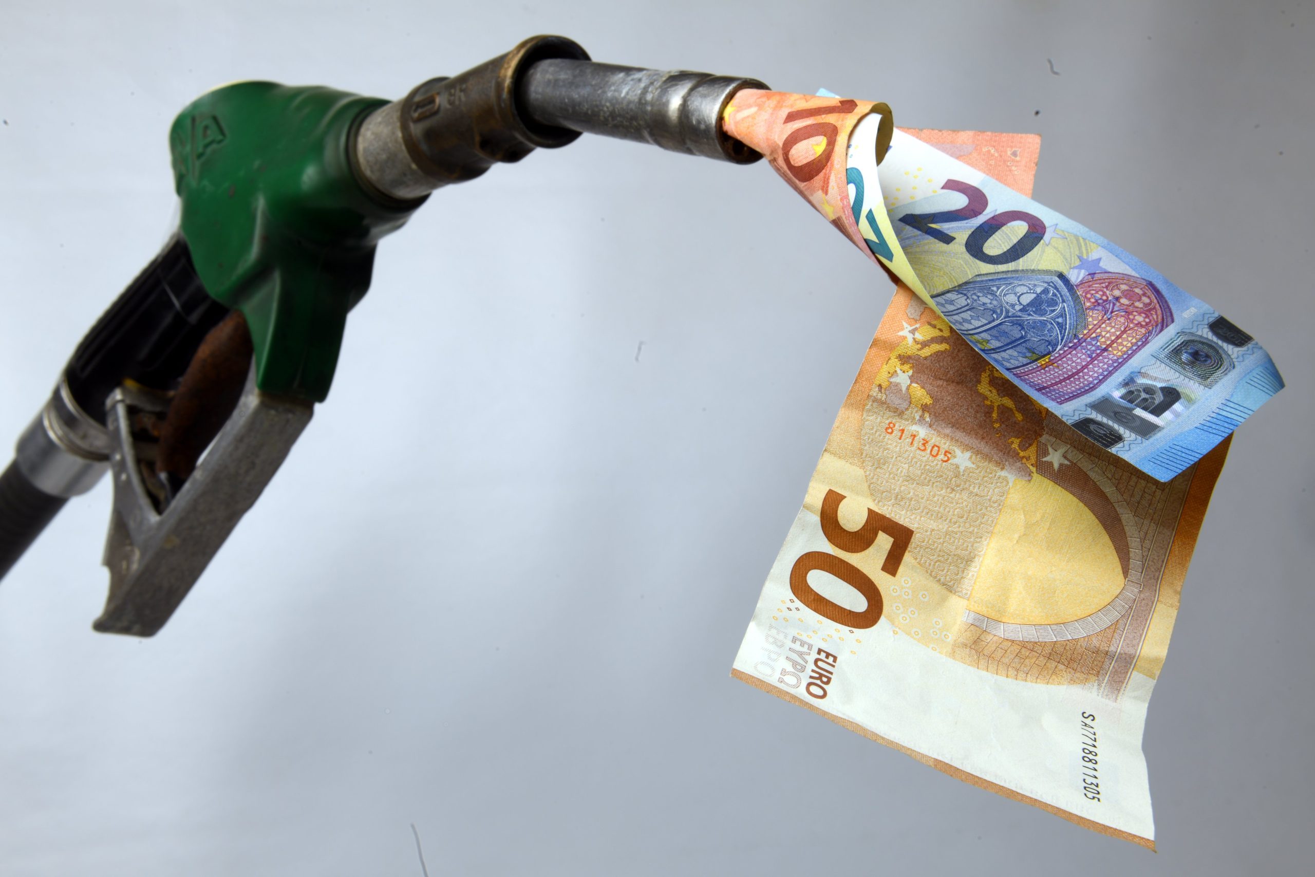 Codacons: stangata estiva su carburanti da 10,8 mld