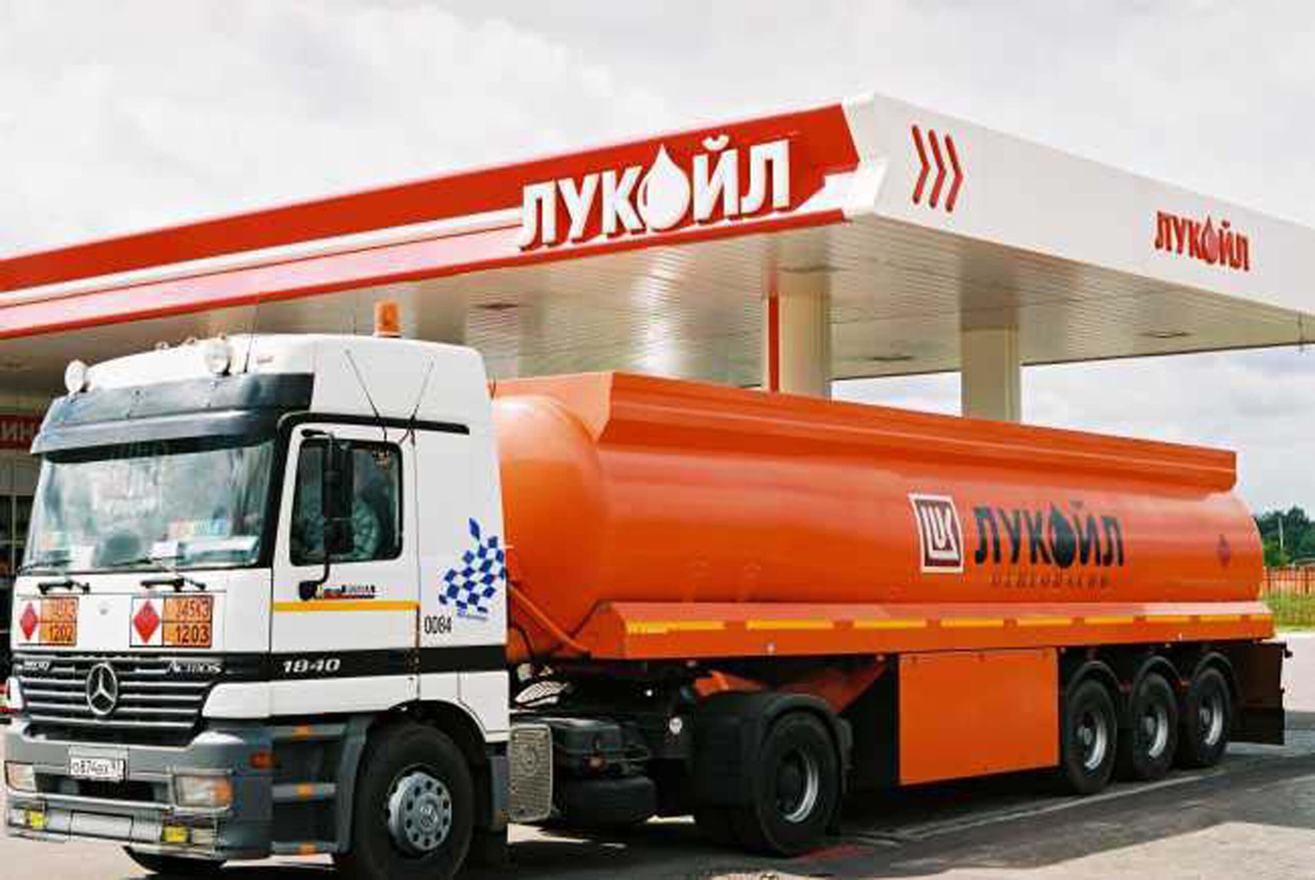 Il carburante mette al tappeto Mosca, che rilancia con la flotta ombra