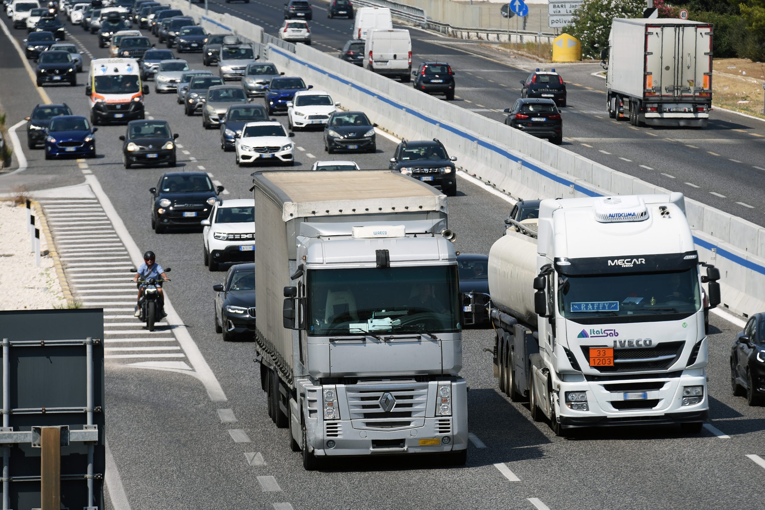 Carburanti, Commissione UE dà ok per 300 milioni di aiuti di Stato per imprese di trasporto su strada