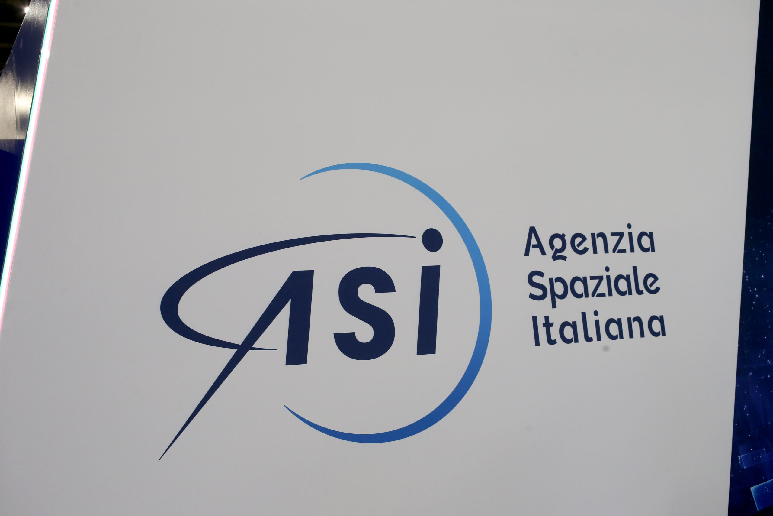 Spazio, ASI e IIT presentano Rosaia: il robot italiano a quattro braccia per raccogliere detriti e riparare satelliti