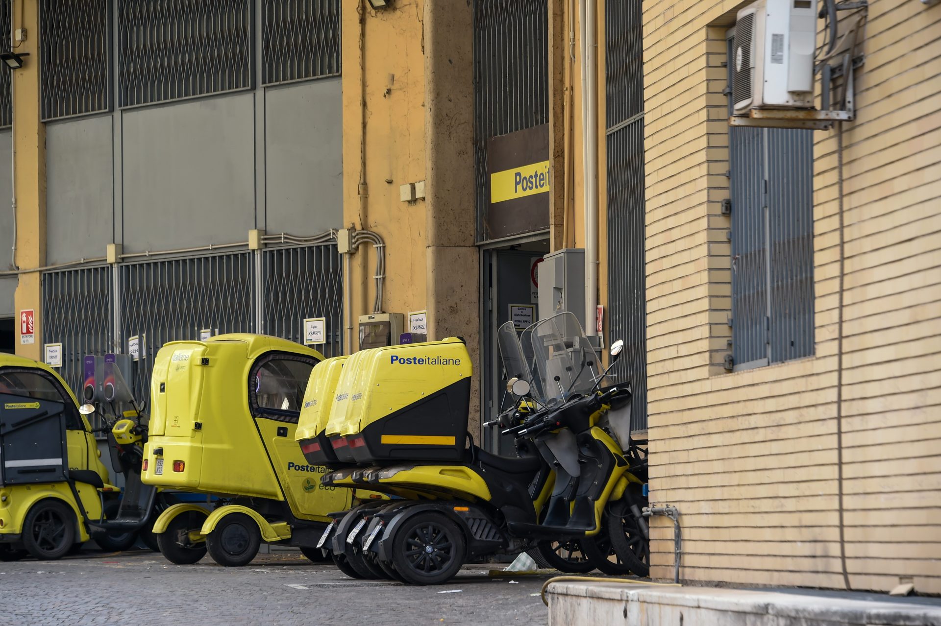 Poste, sprint green nei piccoli centri: oltre 2.600 colonnine per l’auto elettrica con il Progetto Polis