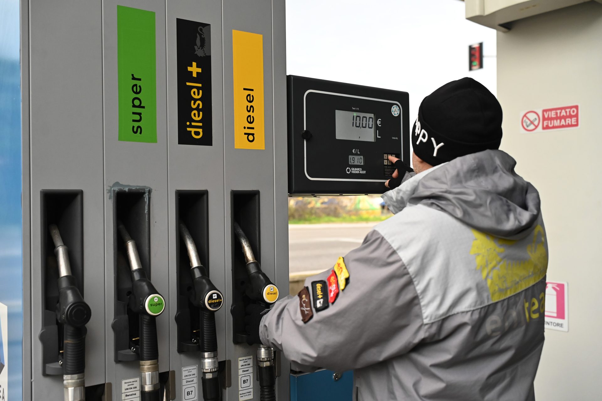 Carburanti, Mimit: il prezzo medio della benzina self è a 1,72 euro al litro, il gasolio a 1,98