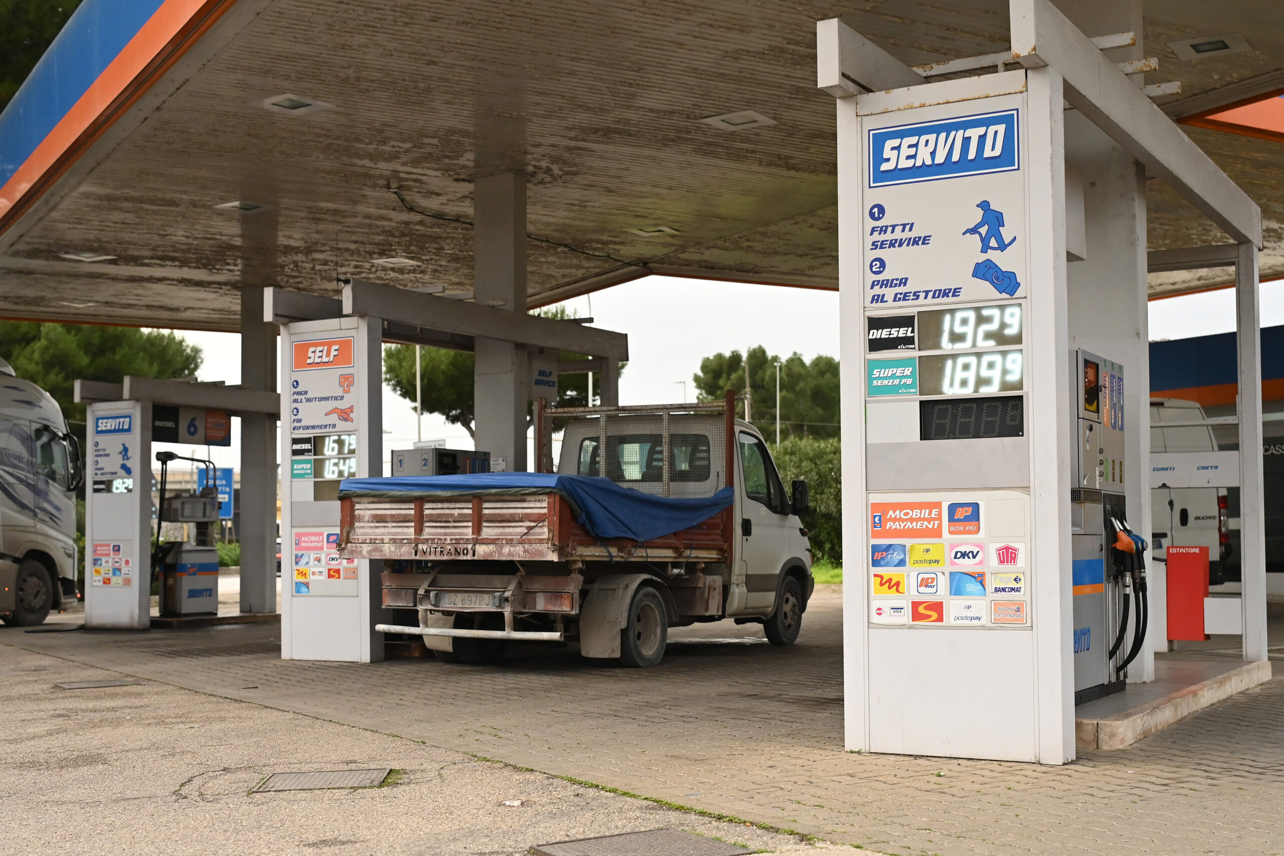 Carburanti e bollette: il governo corre ai ripari tra accise prorogate e gas alle stelle