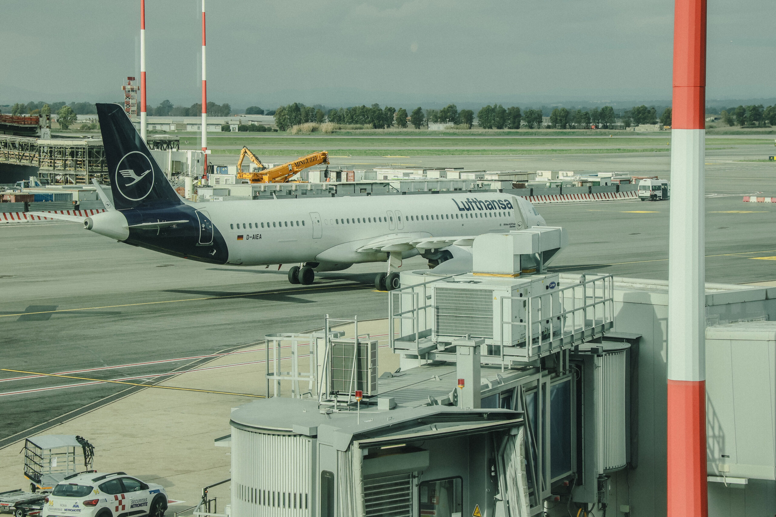 Il caro carburante spacca i trasporti in due: Lufthansa taglia 20mila voli, il TPL italiano chiede aiuto