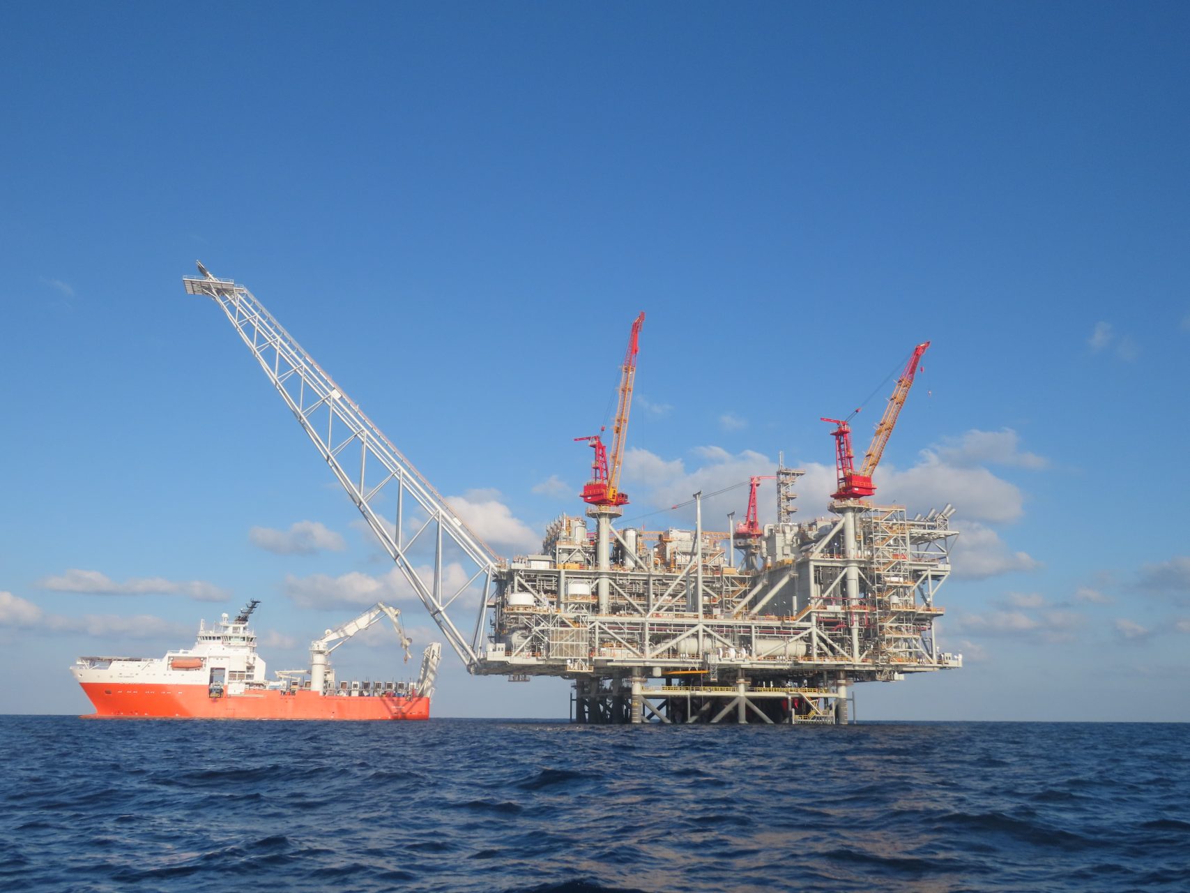 Follow the Oil: il nuovo ordine mondiale di Trump tra blitz e barili