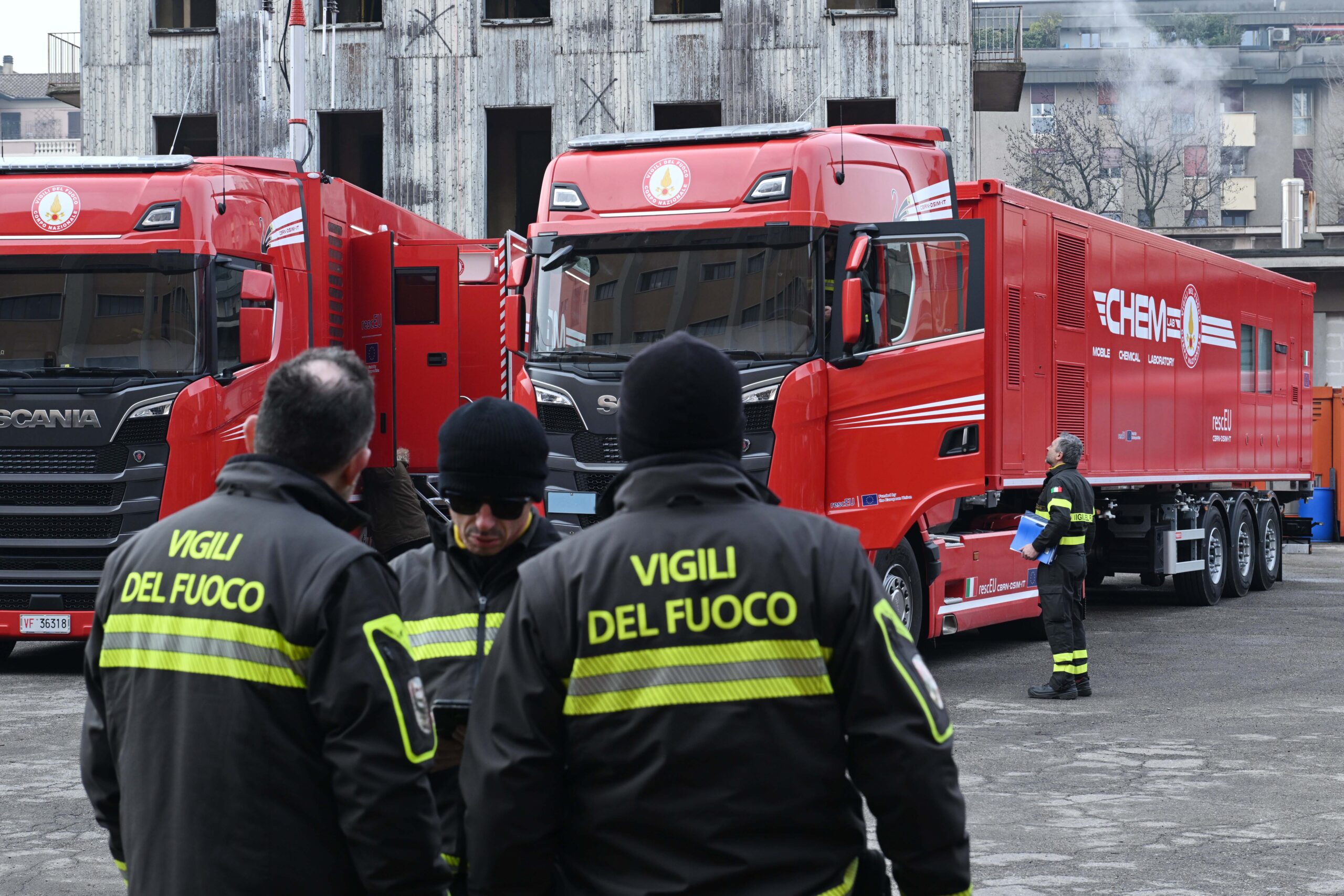 Incendio, Teramo. Disagi sull’A24 a causa di un deposito dolciario in fiamme