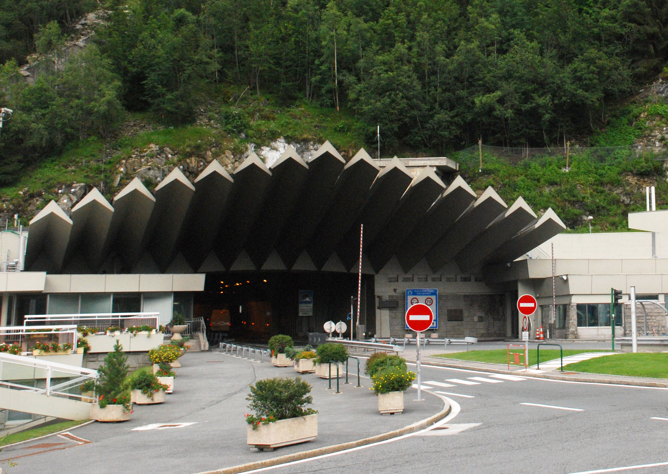 Autostrade dello Stato sul Monte Bianco, droni e intelligenza artificiale al servizio della sicurezza delle infrastrutture