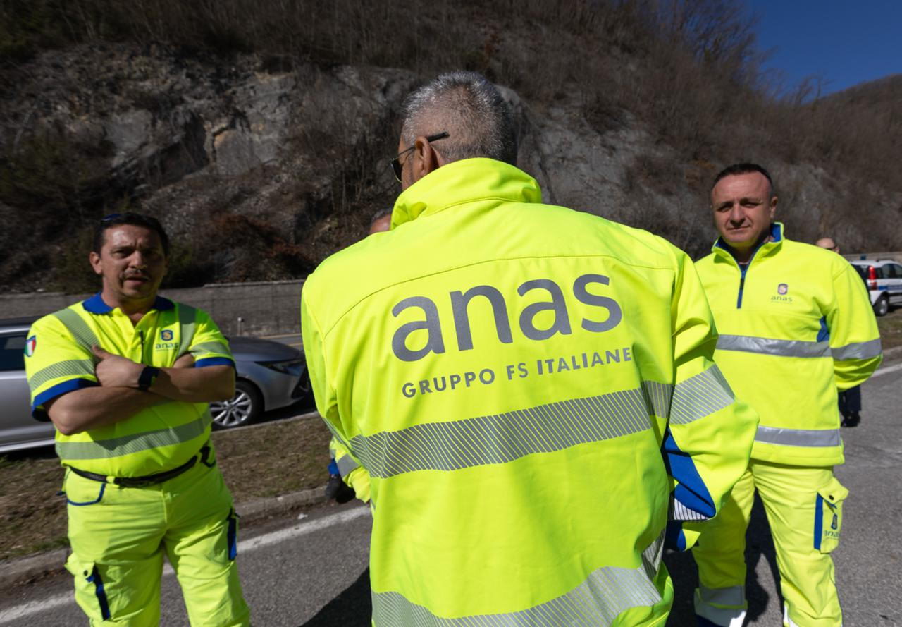La “Grande Frana” blocca l’Adriatica: l’Italia si spezza a Petacciato