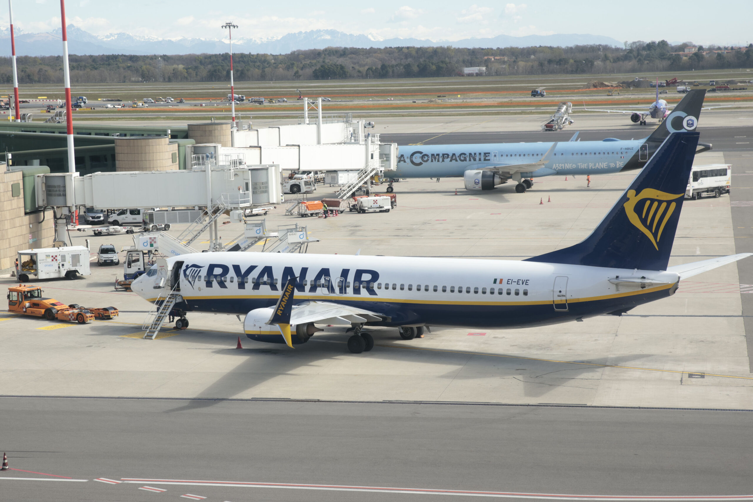 Cherosene razionato, ora sono sei gli aeroporti in difficoltà: estate a rischio