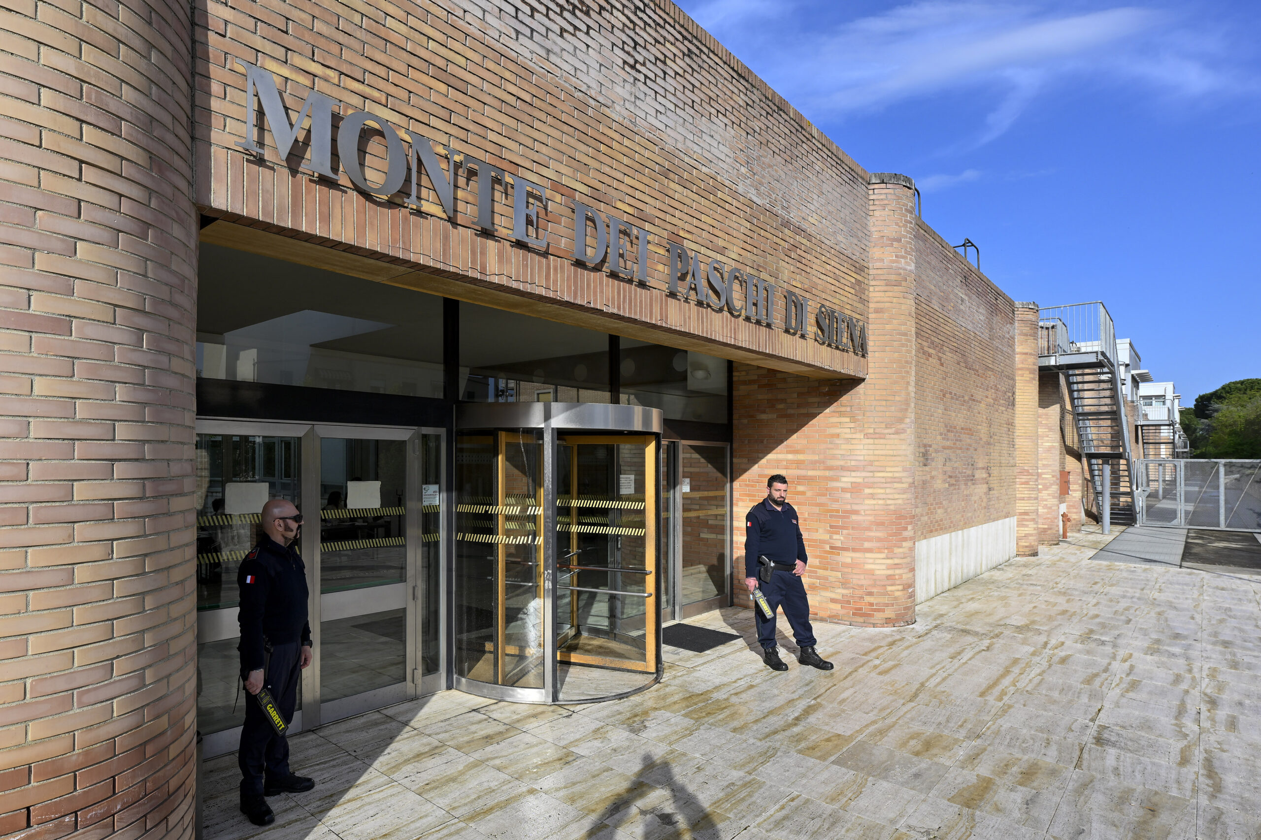 Economia, MPS torna al centro del risiko bancario