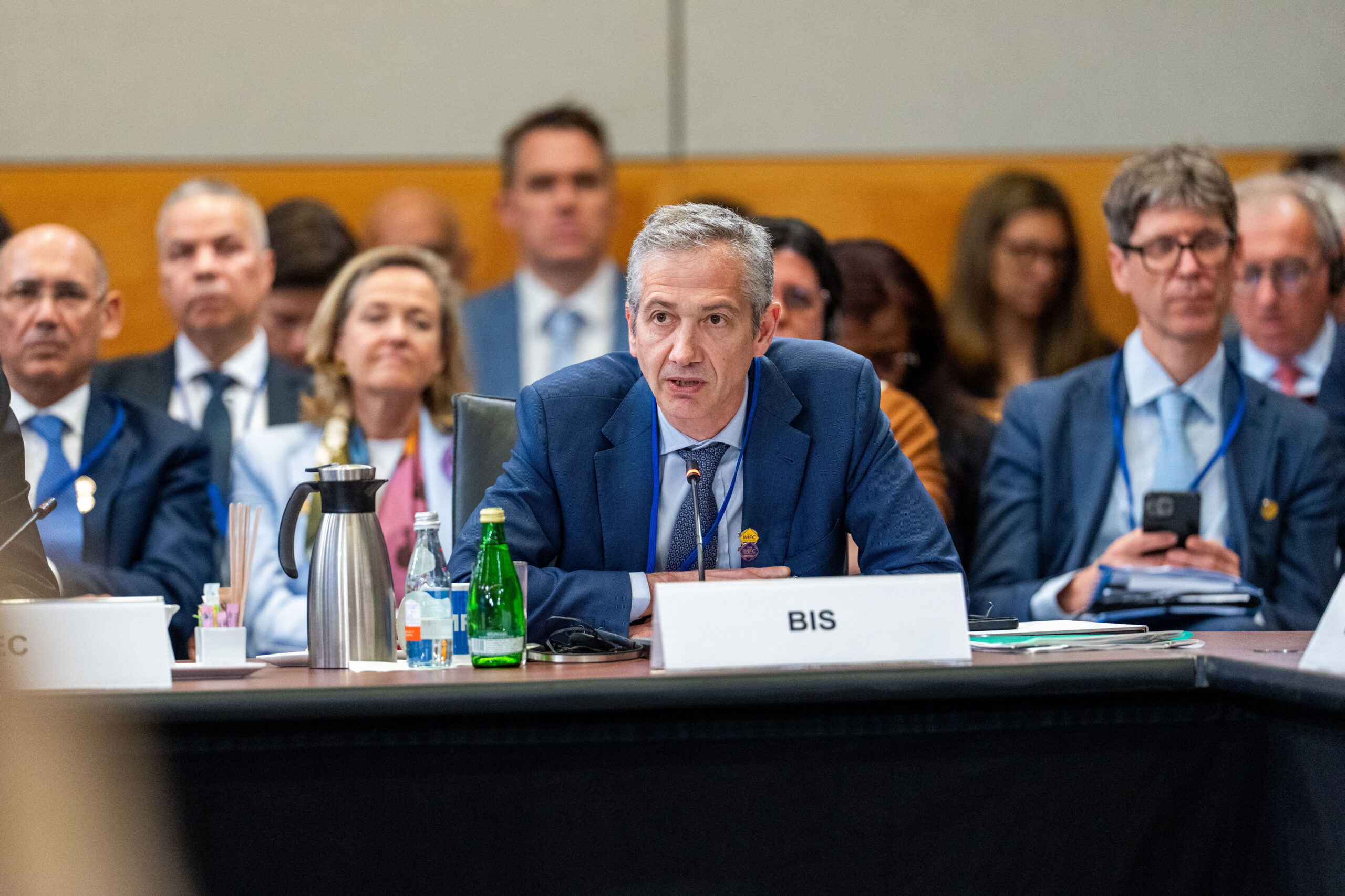 La BRI lancia l’allarme: bolla dell’IA, debito pubblico e inflazione minacciano la crescita globale
