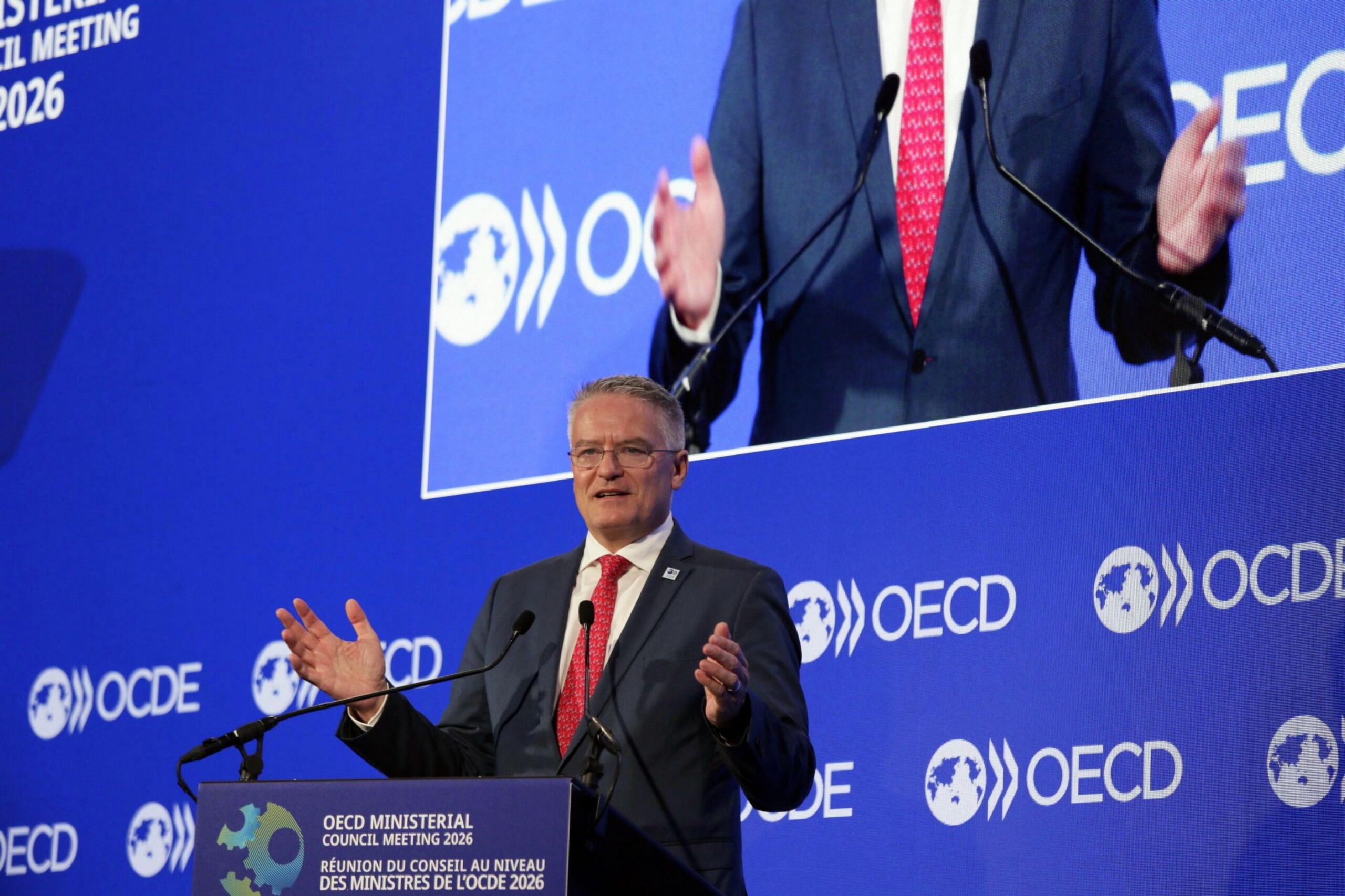 L’OCSE vede un’economia mondiale che rallenta ma regge, l’Italia sale allo 0,9%