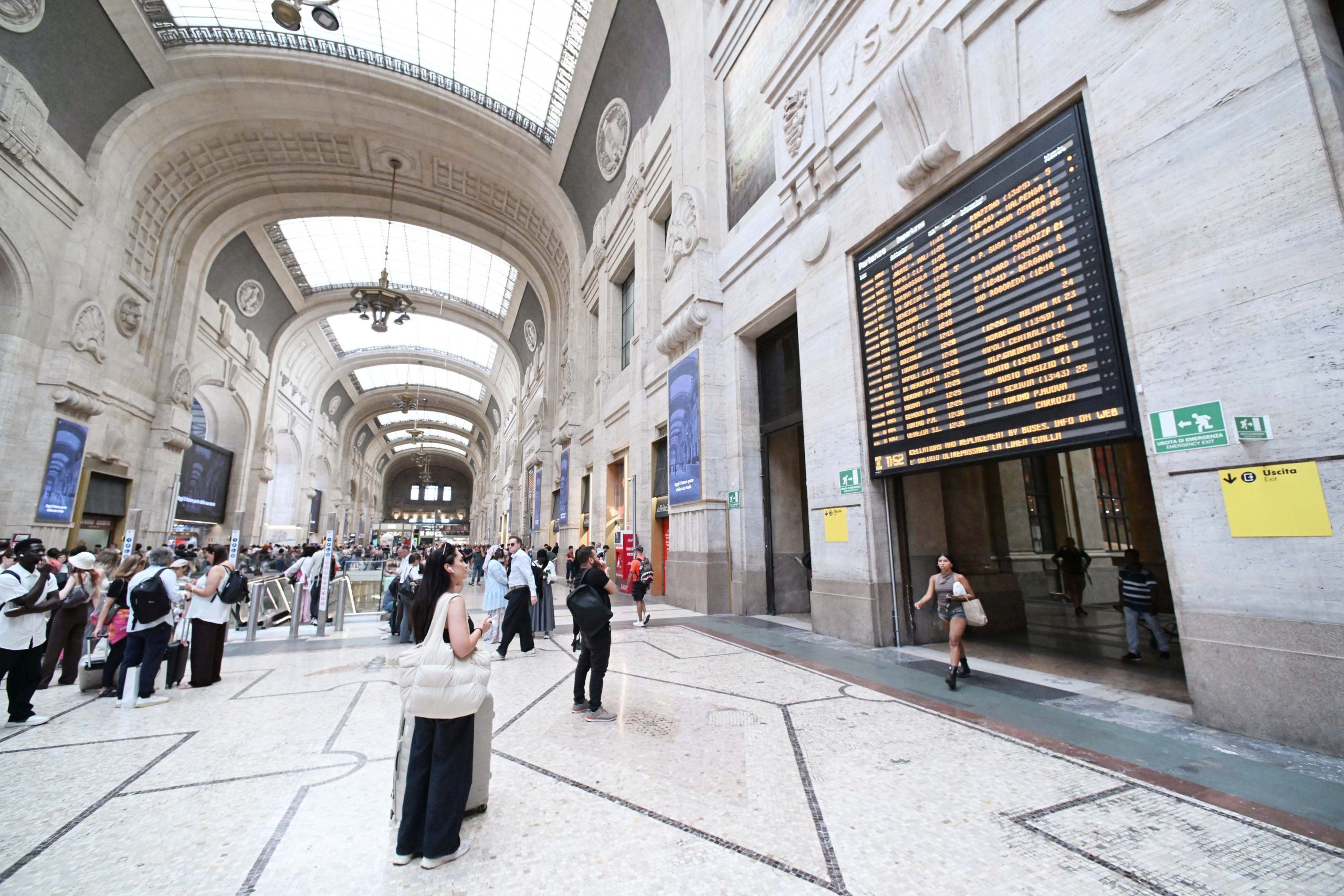 Milano, treni in ritardo fino a oltre due ore a causa di un incendio nella stazione Garibaldi