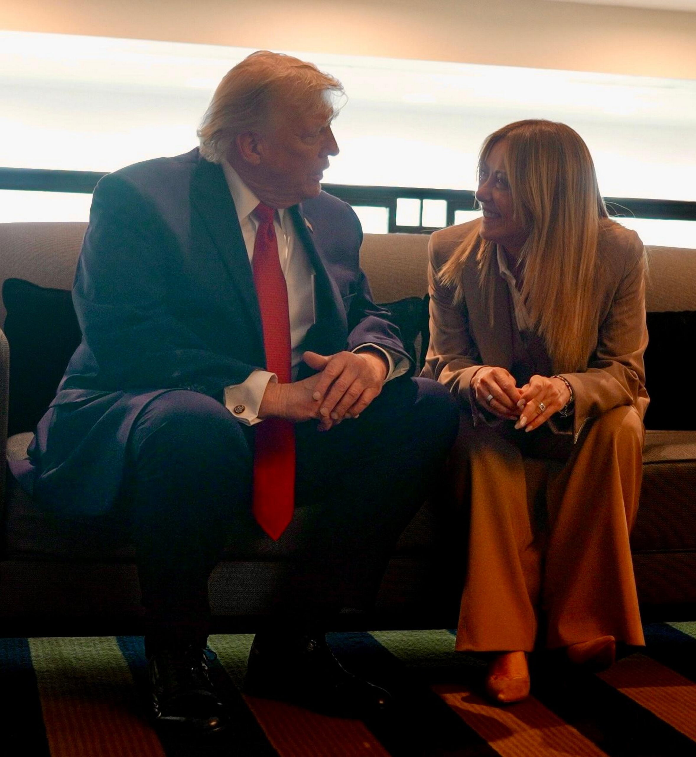 Trump su Meloni: “Mi ha implorato di fare una foto con lei, mi ha fatto pena”