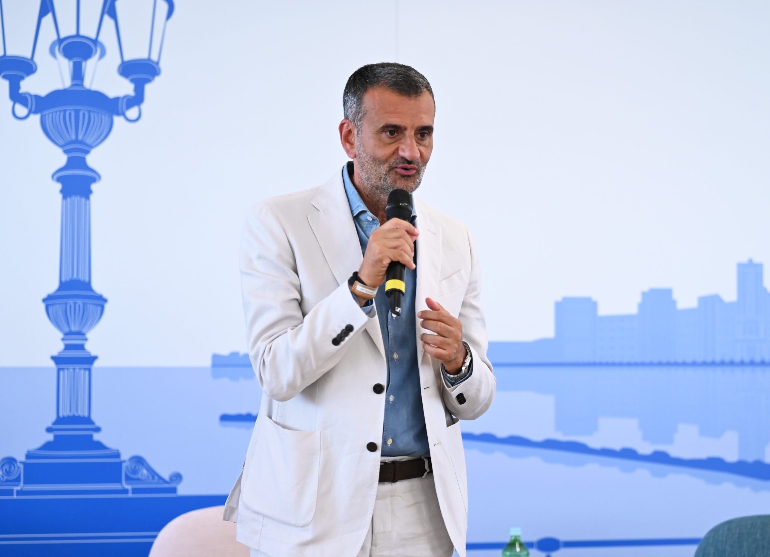 Infrastrutture, Decaro: “Solo a Taranto tocca pagare per un treno”