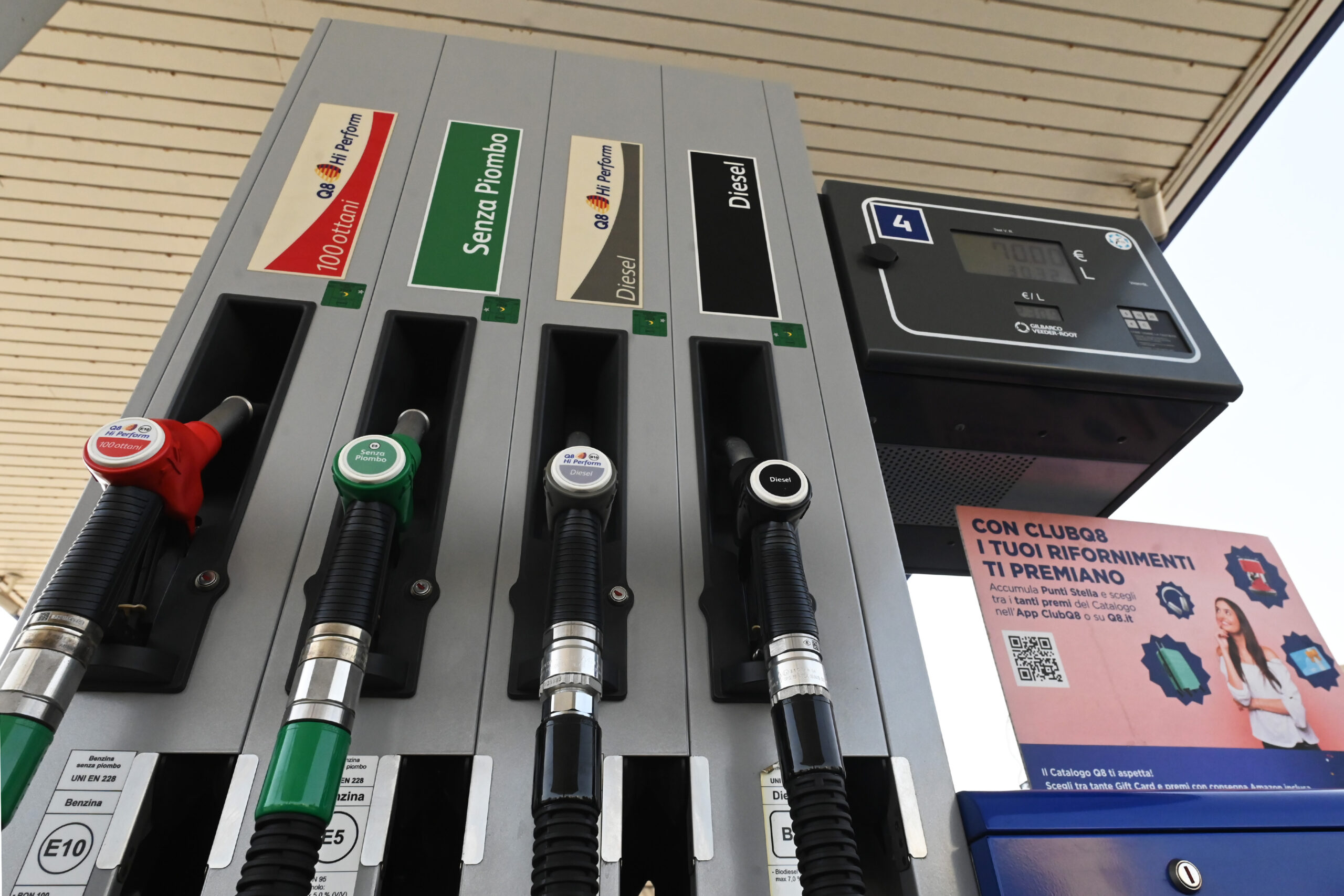 Carburanti in calo e bollette in salita, il doppio volto della crisi energetica