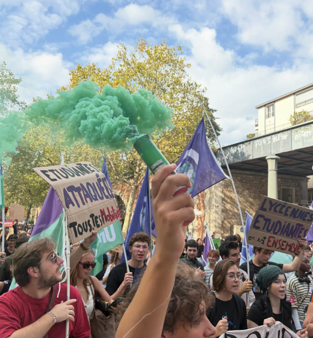 Francia, la rivolta dei licei diventa un caso politico