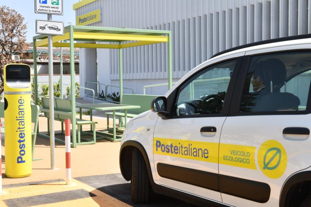 Poste Italiane per la mobilità sostenibile: oltre 3.200 le colonnine di ricarica già installate nei piccoli centri