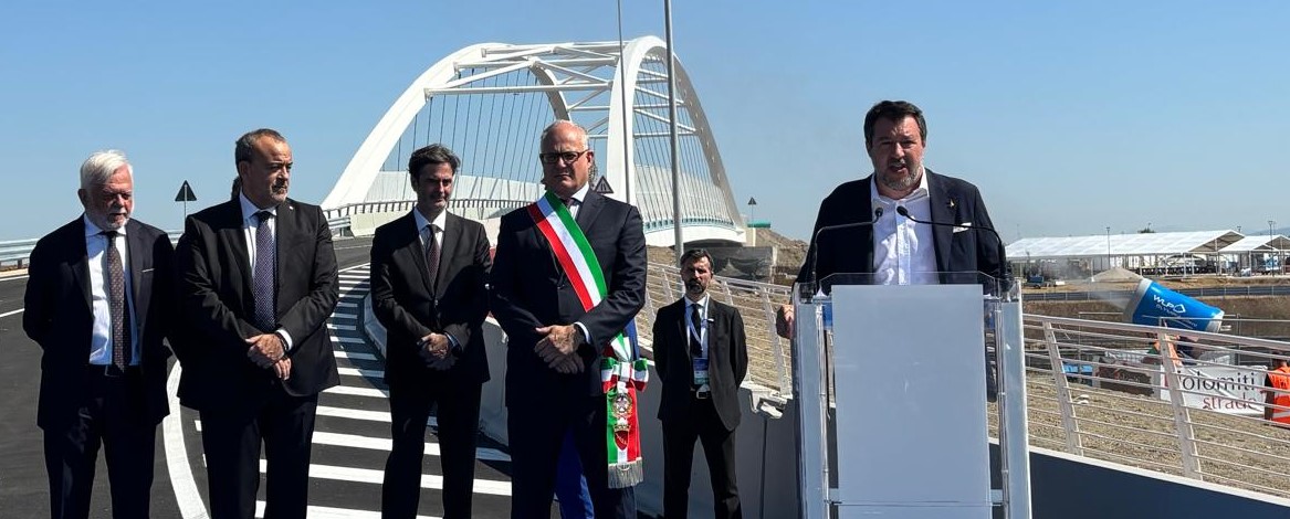 Salvini inaugura il ponte di Tor Vergata: “I ponti uniscono, ma in Italia si fa opposizione perfino su questo  ” – VIDEO