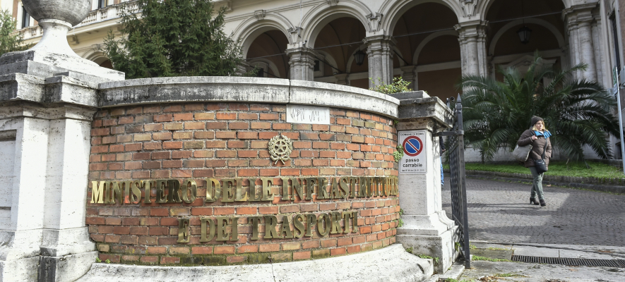 Porti, Mit: “Non c’è alcun commissariamento, garantire la continuità del sistema”