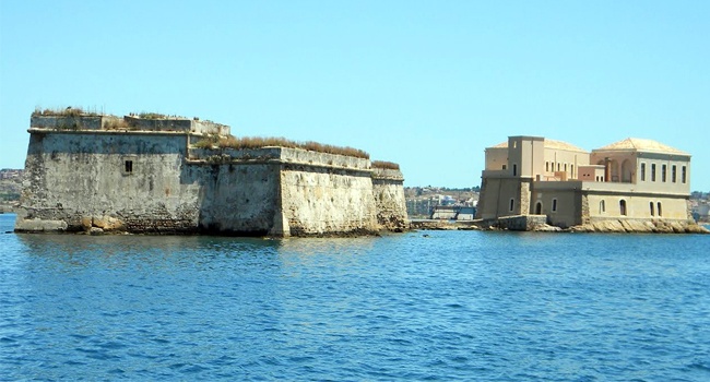 Porto di Augusta, via libera al restyling dei Forti Vittoria e Garcia: un milione di euro per l’accessibilità e la messa in sicurezza