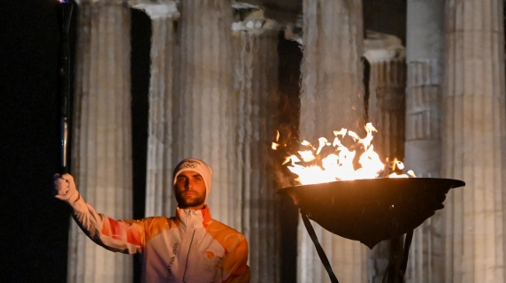 Milano-Cortina: la fiamma olimpica arriva in Italia, ad accoglierla Mattarella