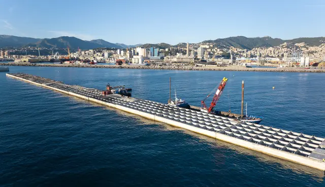Genova, Webuild: posato il quindicesimo cassone della Nuova Diga Foranea, superate le 50 mila colonne di ghiaia