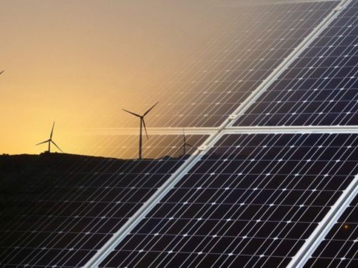 Von der Leyen: “Quasi 2 mila miliardi spesi l’anno scorso per energia pulita”