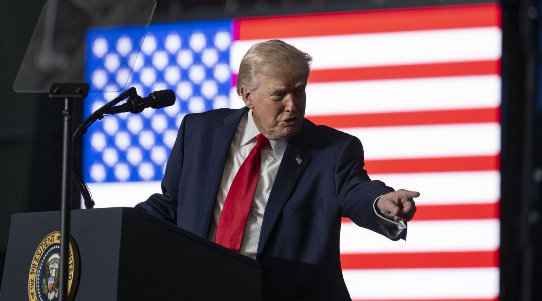 Trump guida patto tech per data center IA: energia sostenibile senza costi per i cittadini