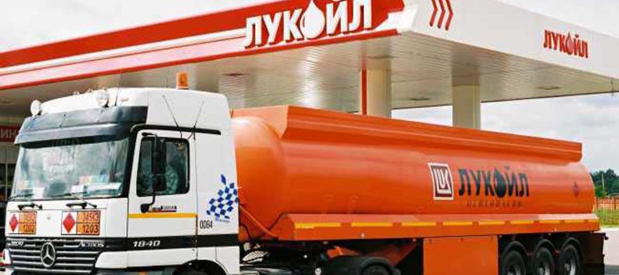 Il carburante mette al tappeto Mosca, che rilancia con la flotta ombra
