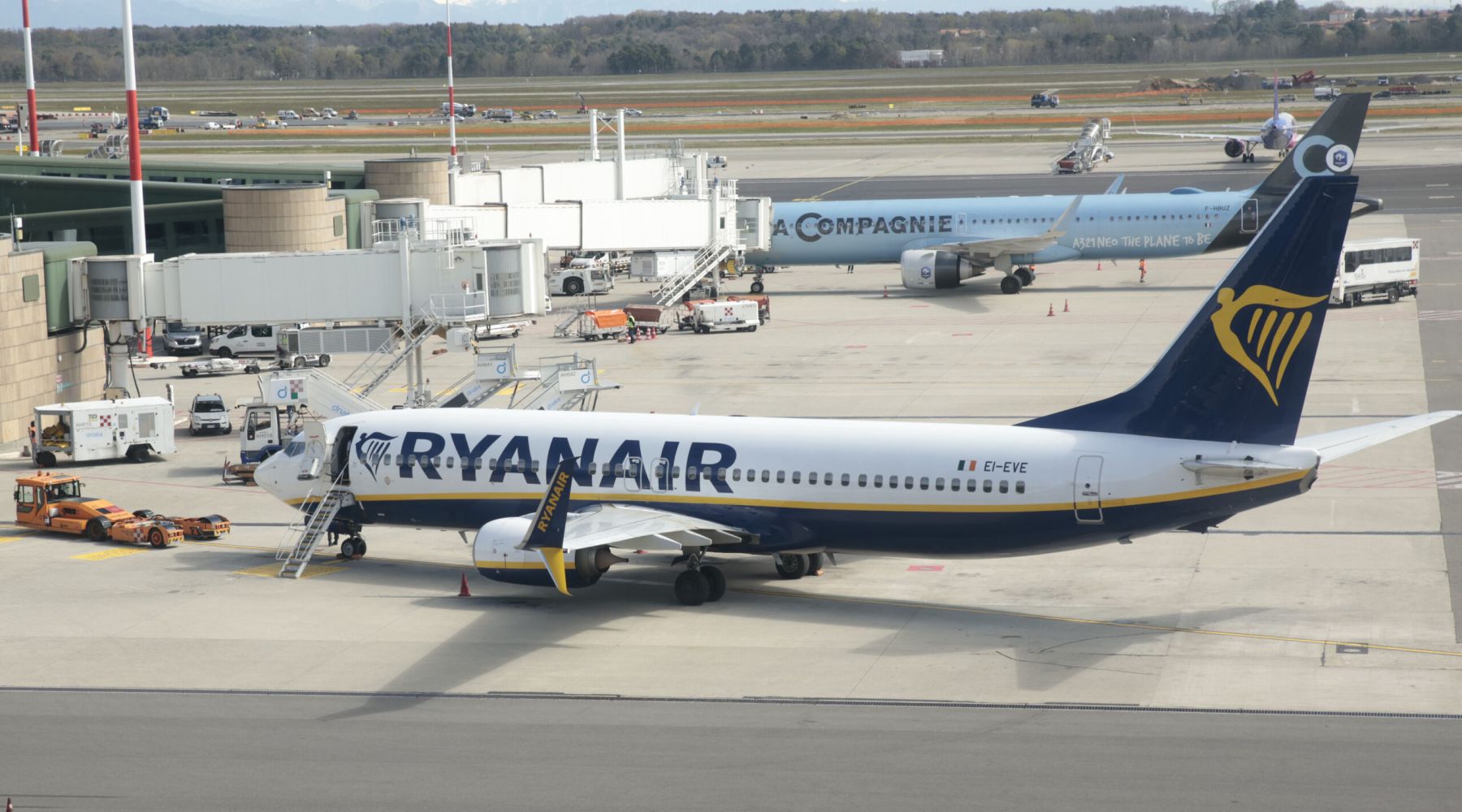 Cherosene razionato, ora sono sei gli aeroporti in difficoltà: estate a rischio