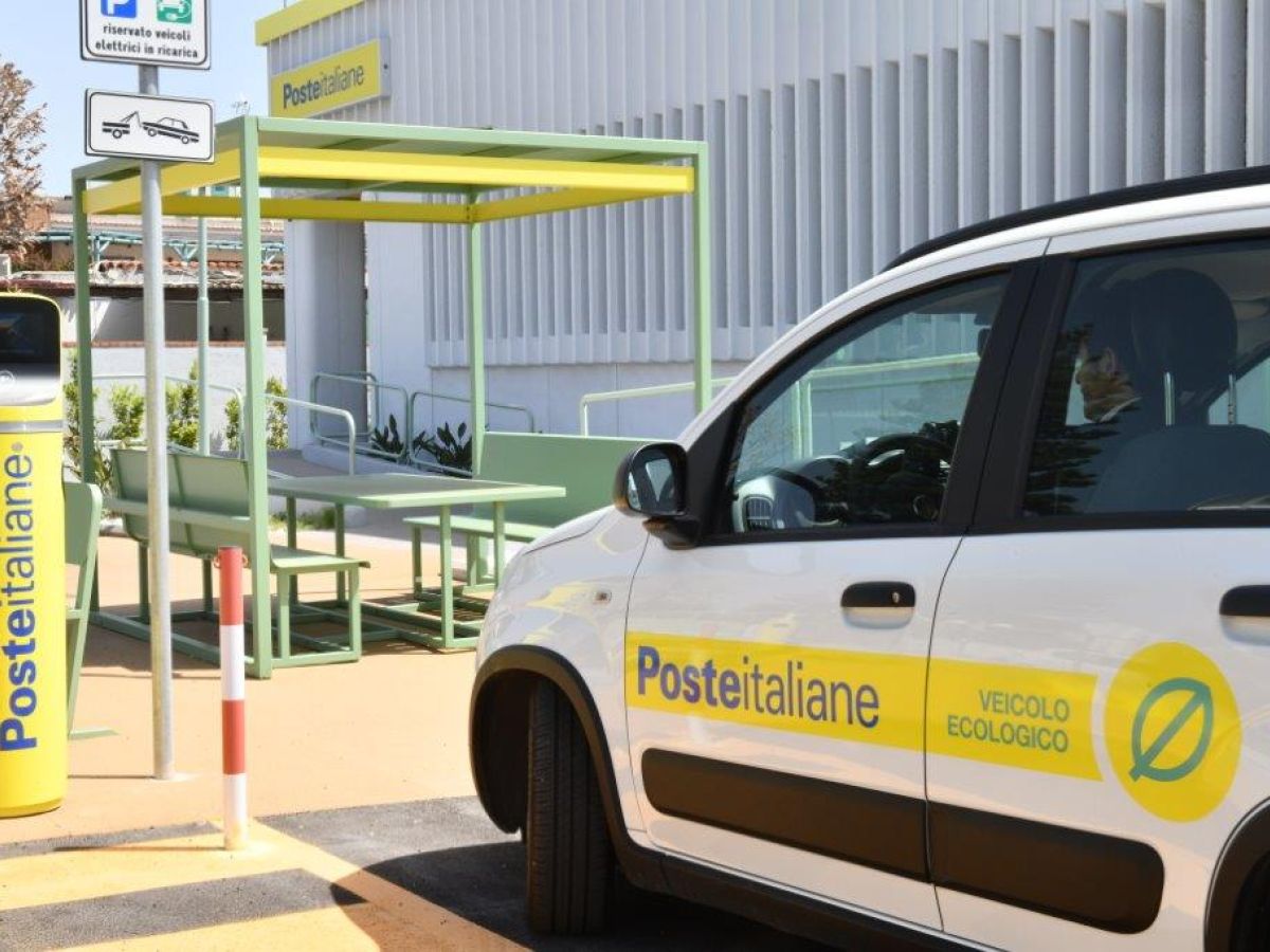 Poste Italiane per la mobilità sostenibile: oltre 3.200 le colonnine di ricarica già installate nei piccoli centri