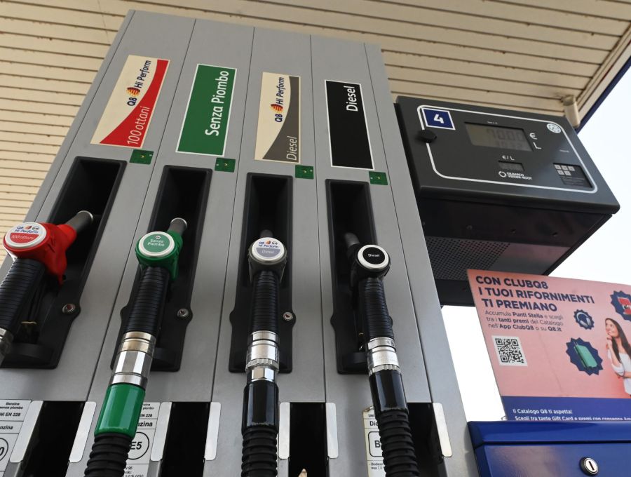 Carburanti in calo e bollette in salita, il doppio volto della crisi energetica