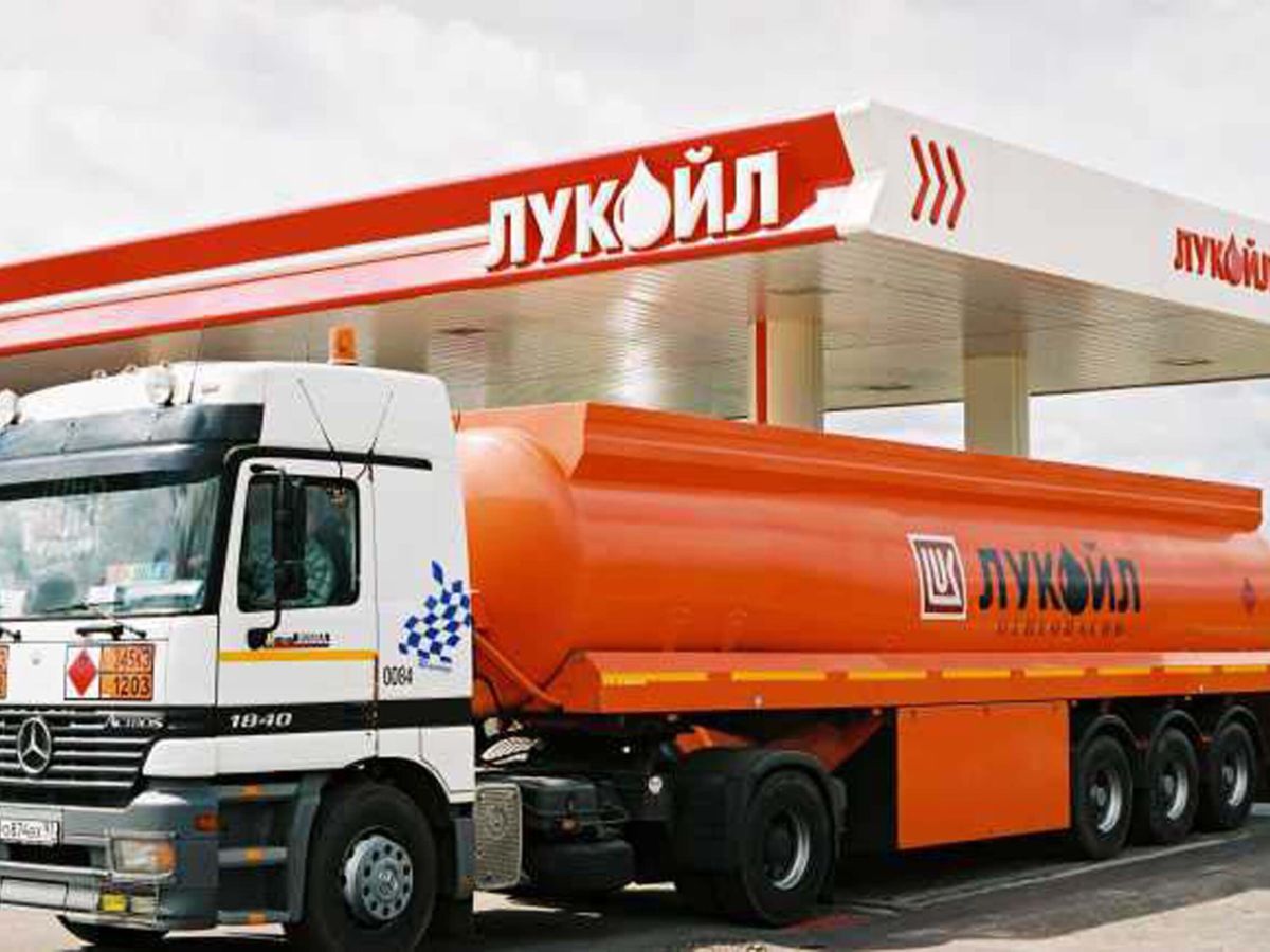 Il carburante mette al tappeto Mosca, che rilancia con la flotta ombra