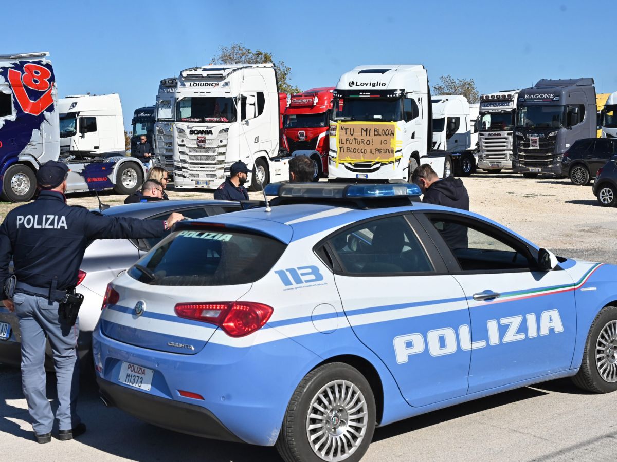 Autotrasporto, liberate le strade della Campania, ma scaffali e mercati aspettano ancora i tir