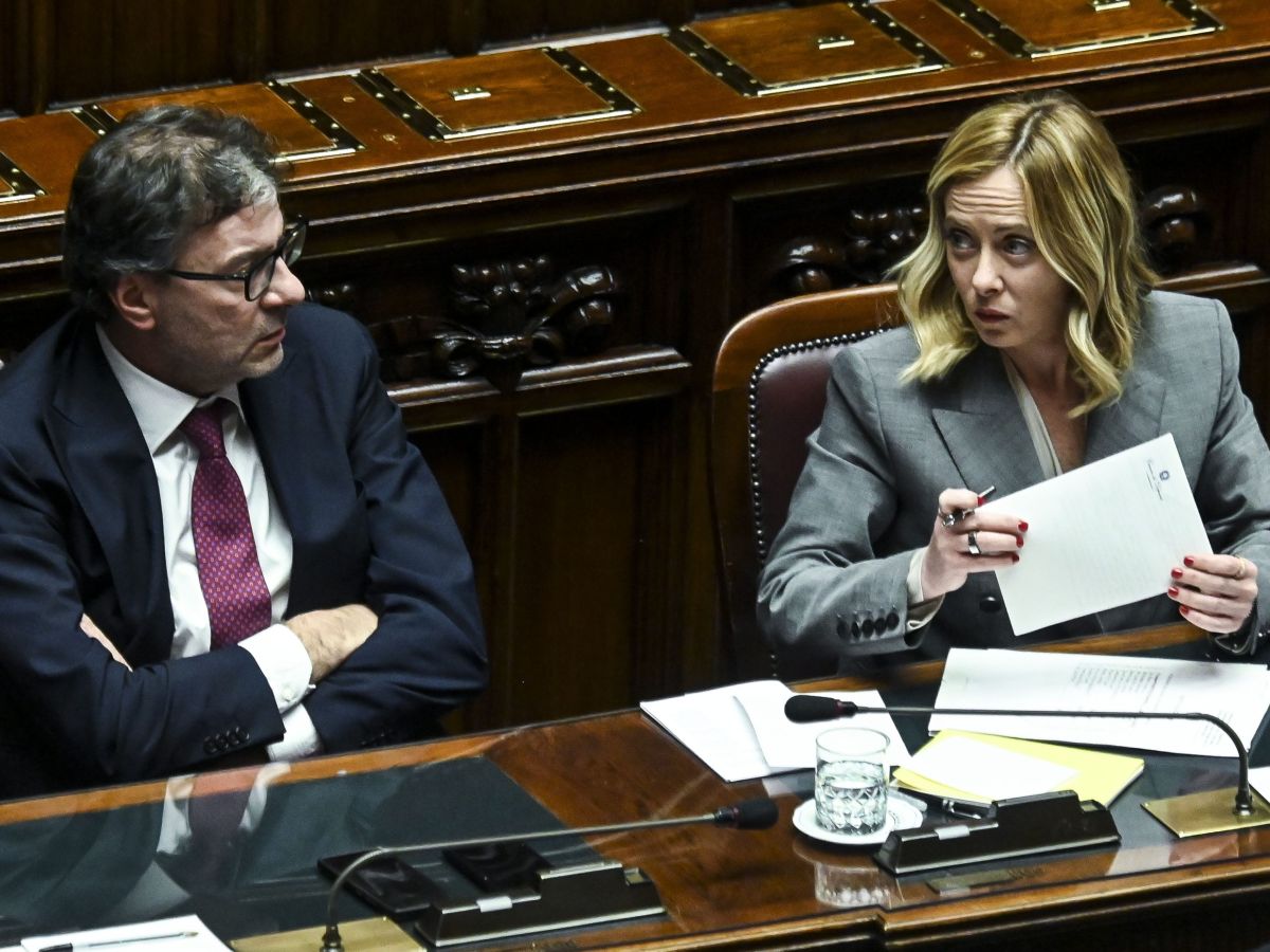 Caro benzina, il Governo al lavoro: colloquio Meloni-Giorgetti