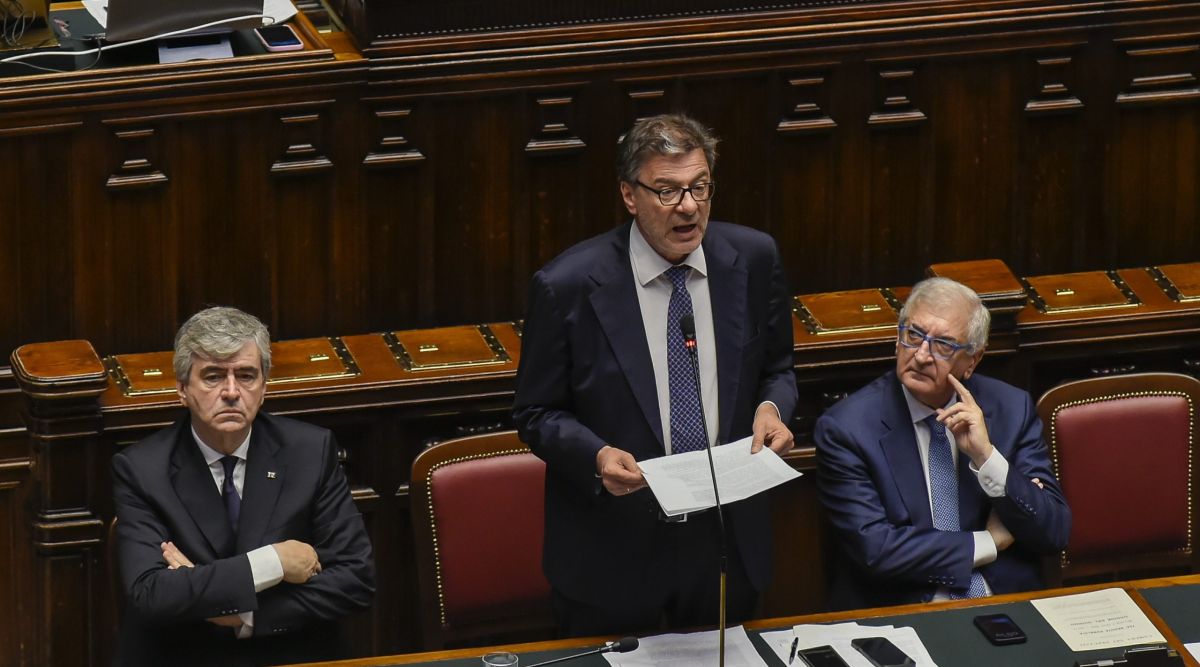 Giorgetti alla Camera annuncia l’attivazione della clausola di salvaguardia nazionale