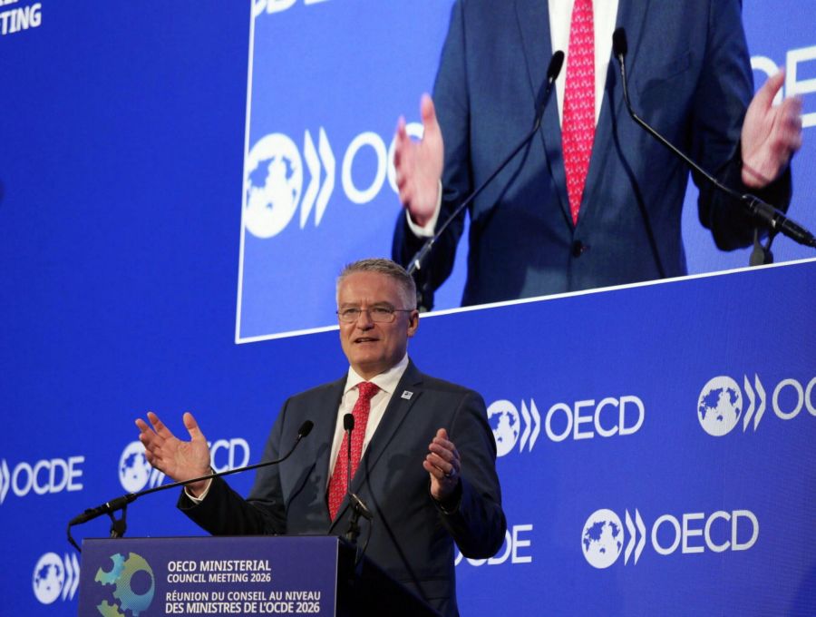 L’OCSE vede un’economia mondiale che rallenta ma regge, l’Italia sale allo 0,9%