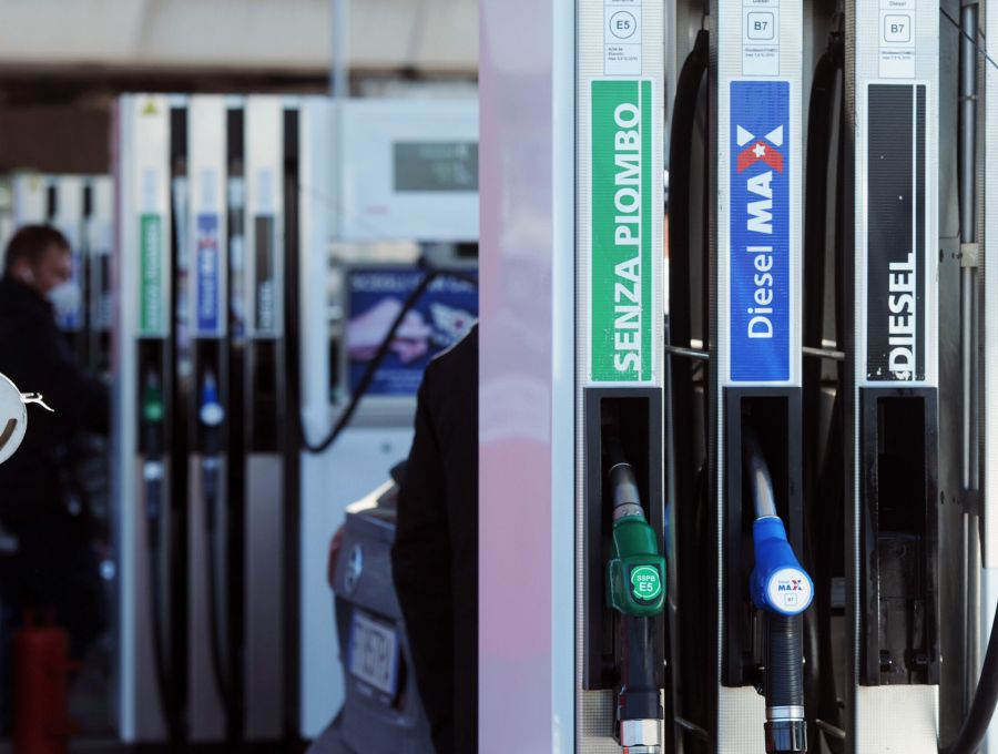Accise addio, da oggi benzina e diesel costano di più. E Meloni pensa alla legge di bilancio