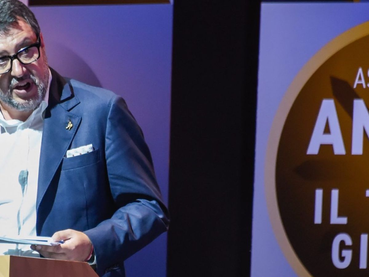 Pnrr, Salvini: “Non farò debito per acquistare autobus cinesi”