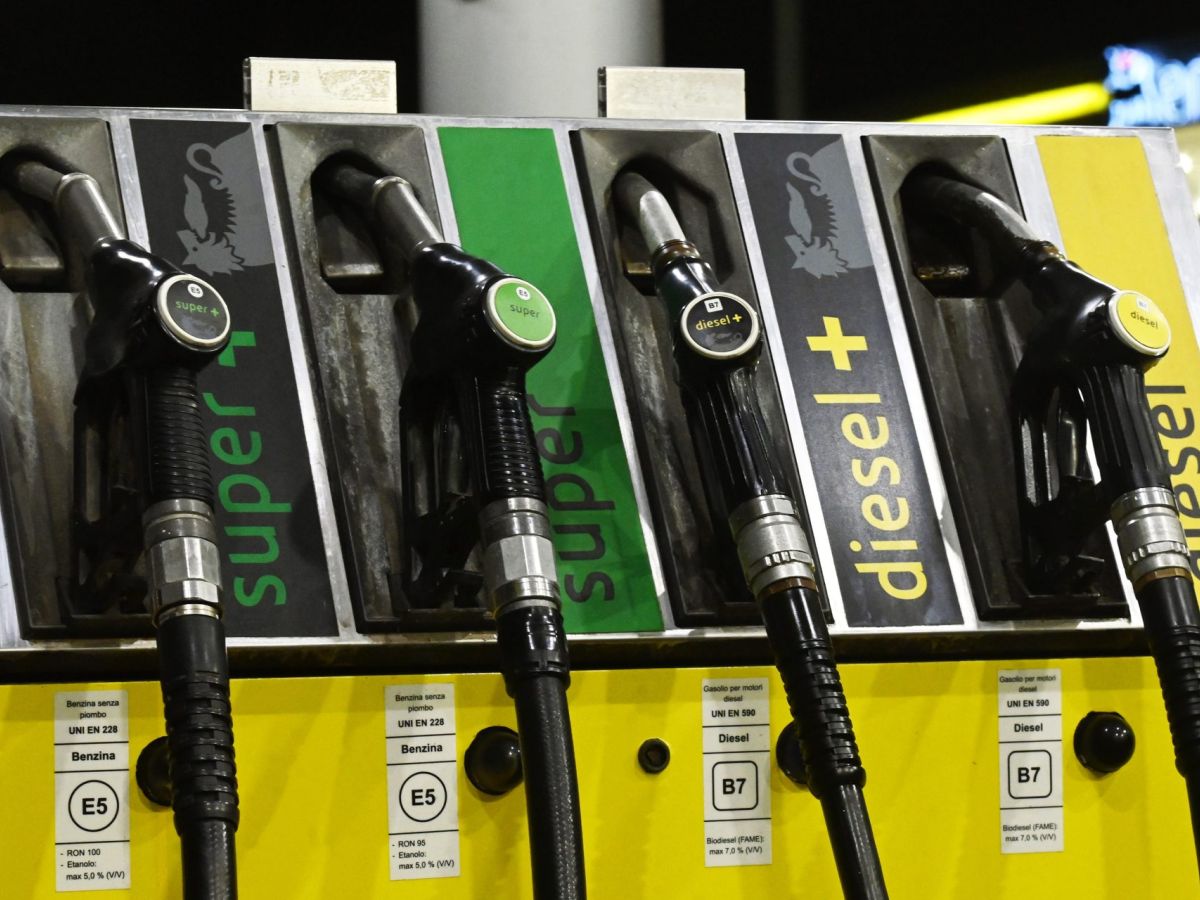 Benzina oltre quota 1,7 euro e gasolio in volo sopra 1,8: rincari record ai distributori