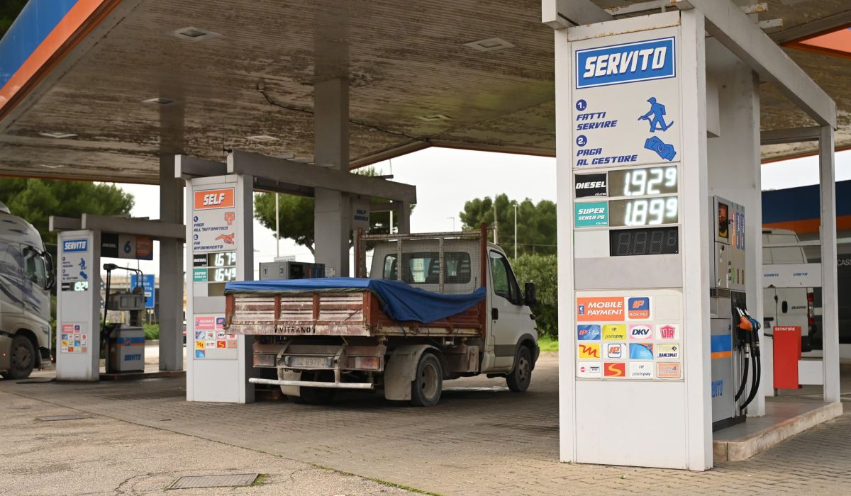 Carburanti e bollette: il governo corre ai ripari tra accise prorogate e gas alle stelle
