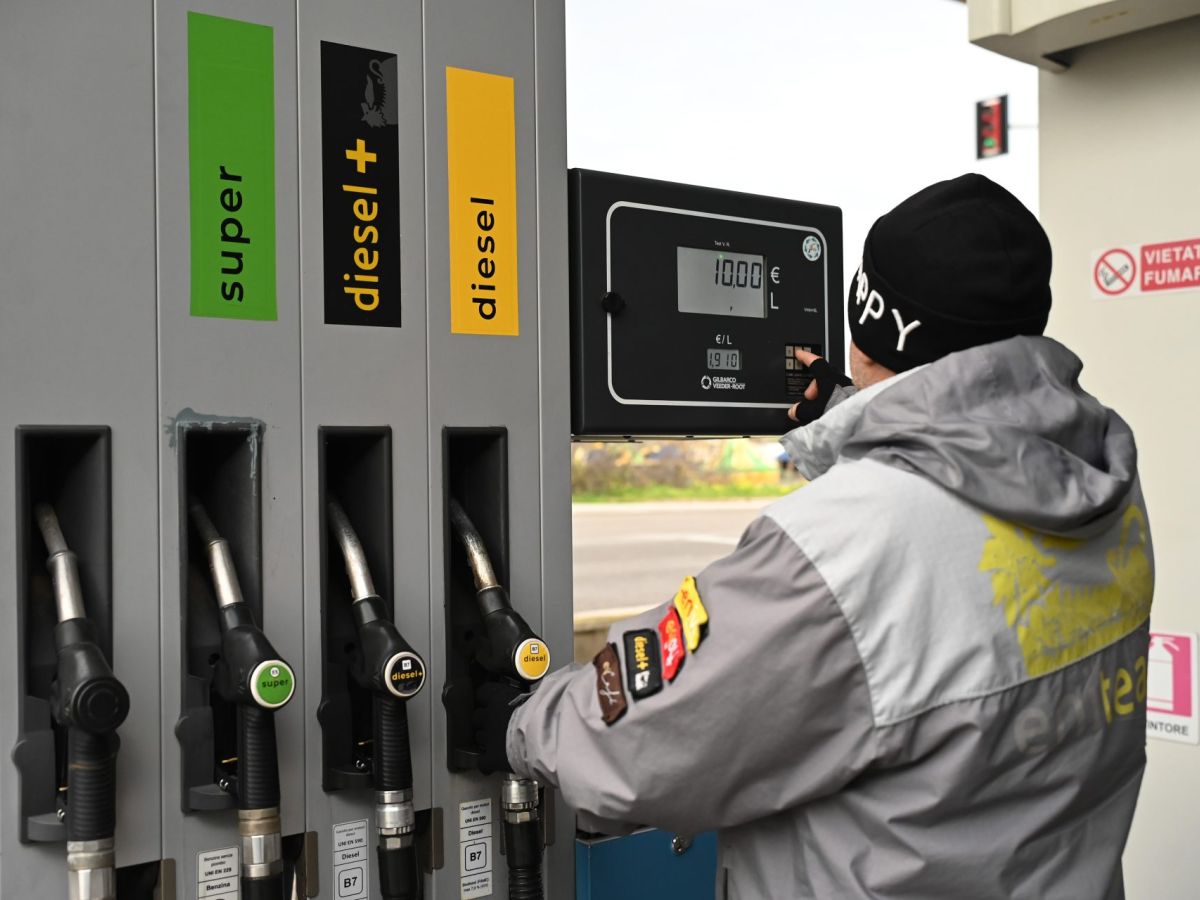 Carburanti, Mimit: il prezzo medio della benzina self è a 1,72 euro al litro, il gasolio a 1,98
