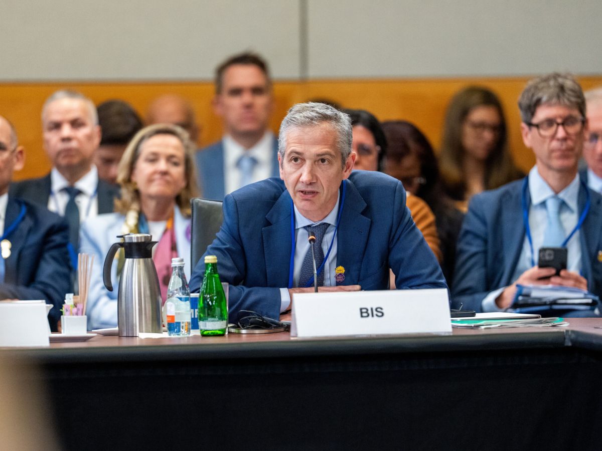 La BRI lancia l’allarme: bolla dell’IA, debito pubblico e inflazione minacciano la crescita globale