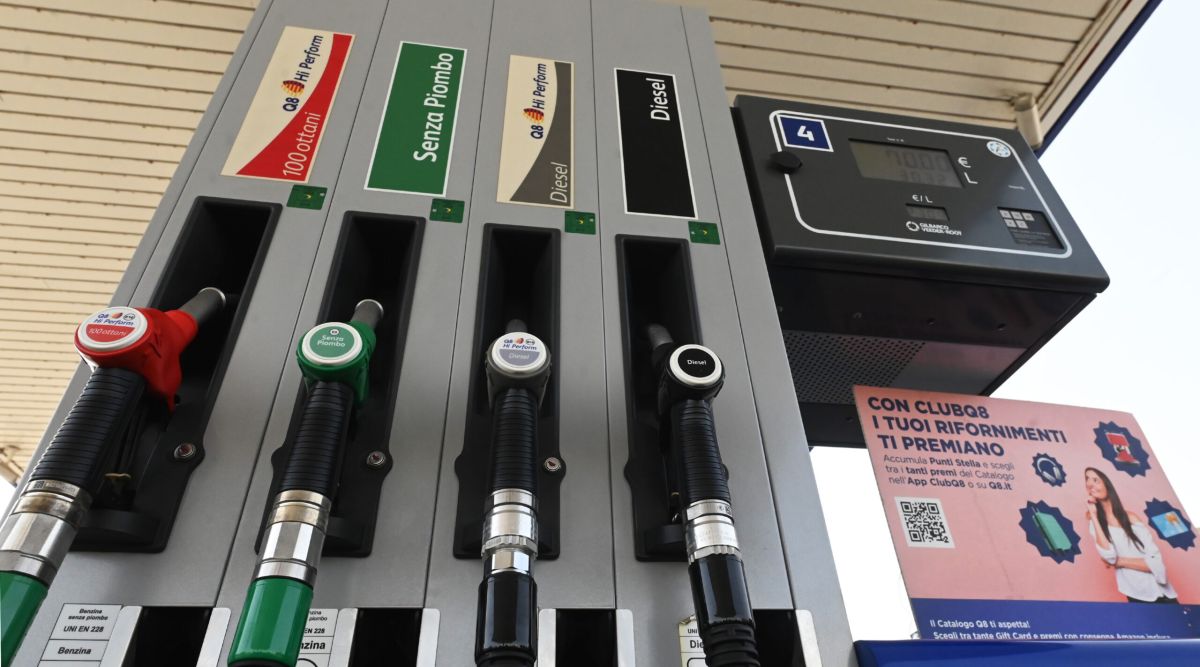 Carburanti in calo e bollette in salita, il doppio volto della crisi energetica