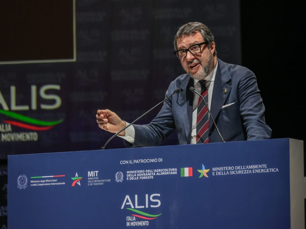 Ponte sullo Stretto, Salvini tira dritto: “Obiettivo è farlo, cantieri al via nel 2026”