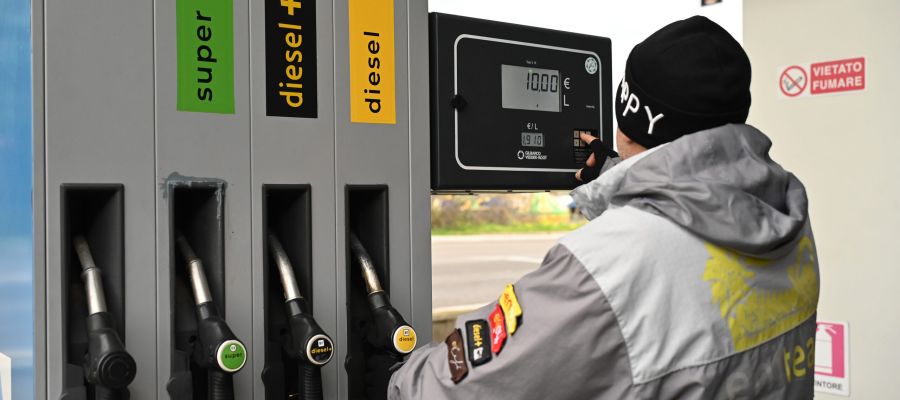Accise prorogate fino al 30 aprile: i pro e i contro del nuovo decreto carburanti