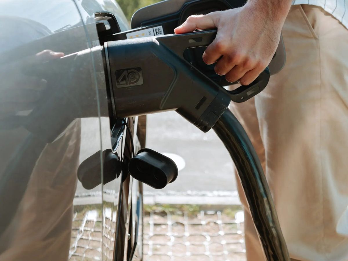 Auto elettriche Italia, Deloitte: 54% italiani le vuole ma caro vita frena transizione