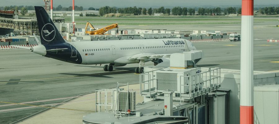 Il caro carburante spacca i trasporti in due: Lufthansa taglia 20mila voli, il TPL italiano chiede aiuto